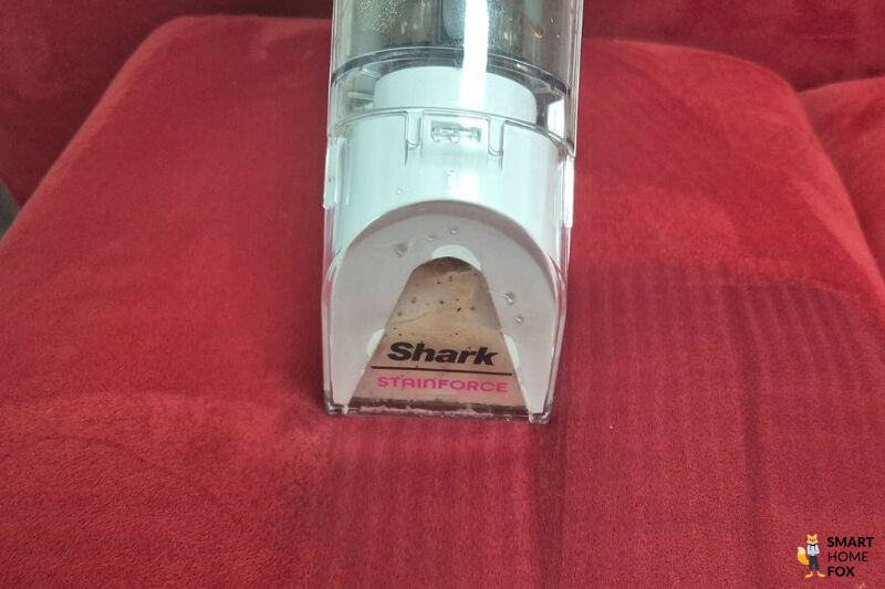 Reinigung eines Sofapolsters mit der Multi-Bürste des Shark Stainforce im Praxistest.